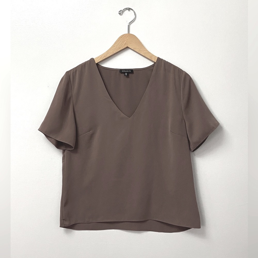 Vince V-Neck Short Sleeve Top in Taupe